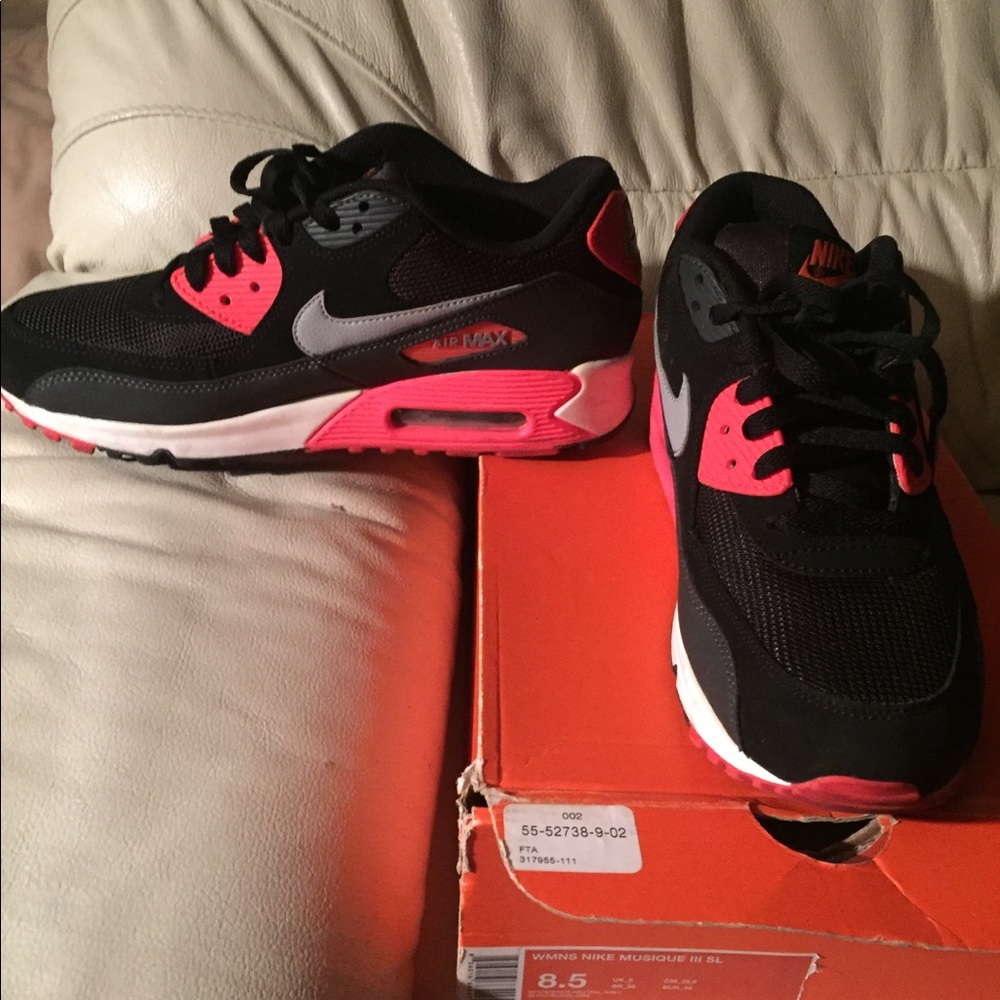 Women’s Nike Air Max- 90 Essentials- Size 7.5